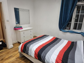 2 Bedroom Flat - Travel Direct to Heathrow/Central